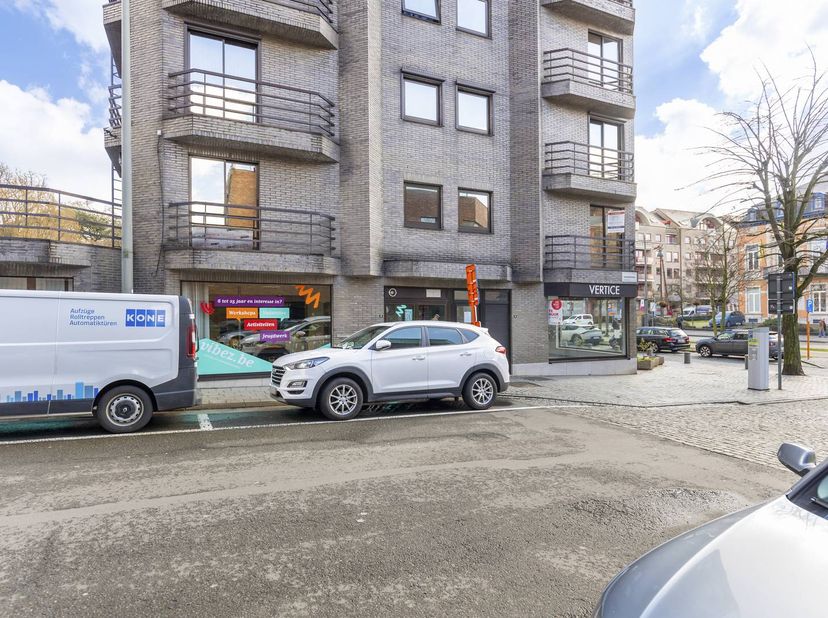 Dit handelspand of deze kantoorruimte is gelegen aan de Capucienenstraat 17 in Hasselt en biedt een uitstekende opportuniteit voor ondernemers die op