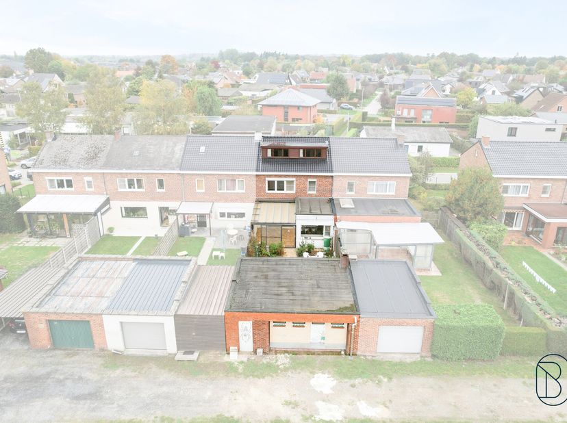 Par le hall dentrée, vous accédez au séjour avec une cuisine et une salle de bain attenantes. Au premier étage se trouvent 3 chambres. La maison dispo