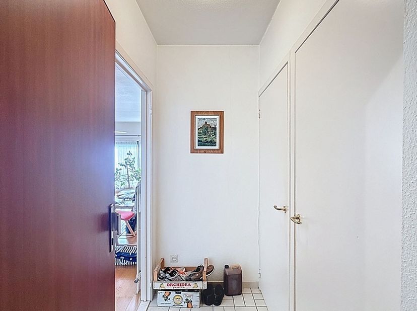 Dit appartement is gelegen in Harelbeke, op een gunstige locatie nabij diverse winkels, het openbaar vervoer en met een vlotte verbinding naar de Ring