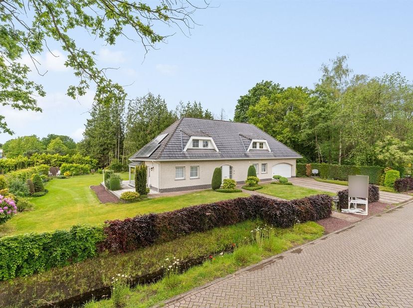 Energiezuinige 5 slpk woning op groen perceel<br />
Deze woning is uitzonderlijk goed onderhouden en is prachtig gelegen.<br />
Ligging: Rustig en gro