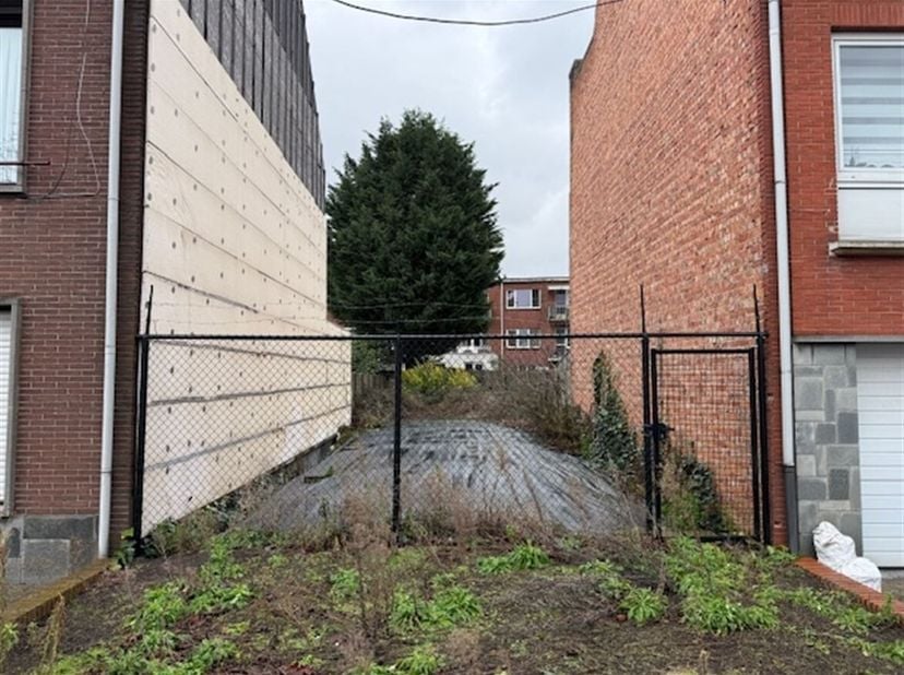 Rustig gelegen perceel in een residentiële wijk met een oppervlakte van ca. 196 m². <br />
Het adres Eenamelaan 21 te 2150 Borsbeek is volgens het gew