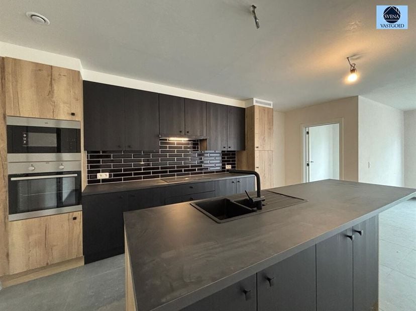 MAISON NEUVE AVEC 4 CHAMBRES, GARAGE ET JARDIN<br />
Cette maison est située dans le village rural de Steenhuize, à proximité des principaux axes rout