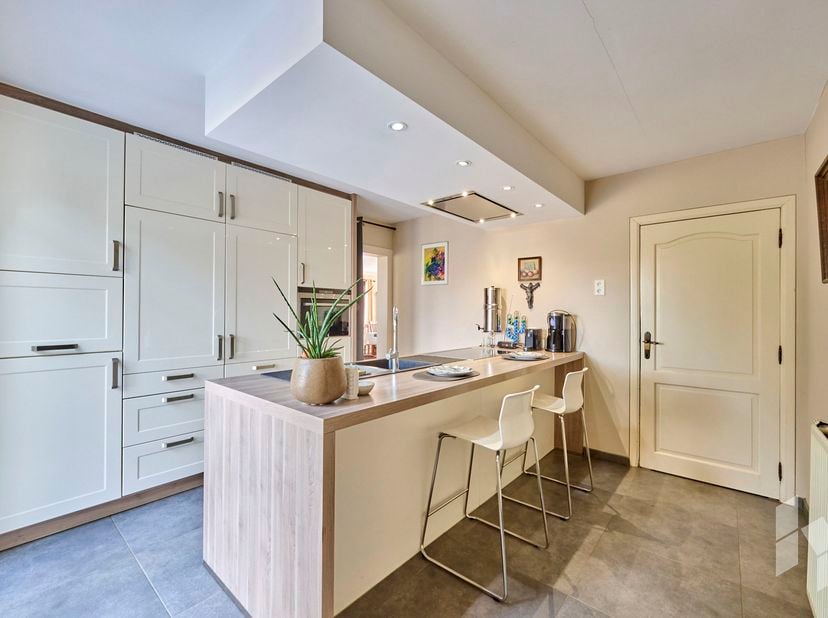 Landelijke woning met een lichtrijke woonkamer, 4 slaapkamers, een mooie veranda en inpandige garage op een perceel van 634 m².<br />
INDELING:<br />