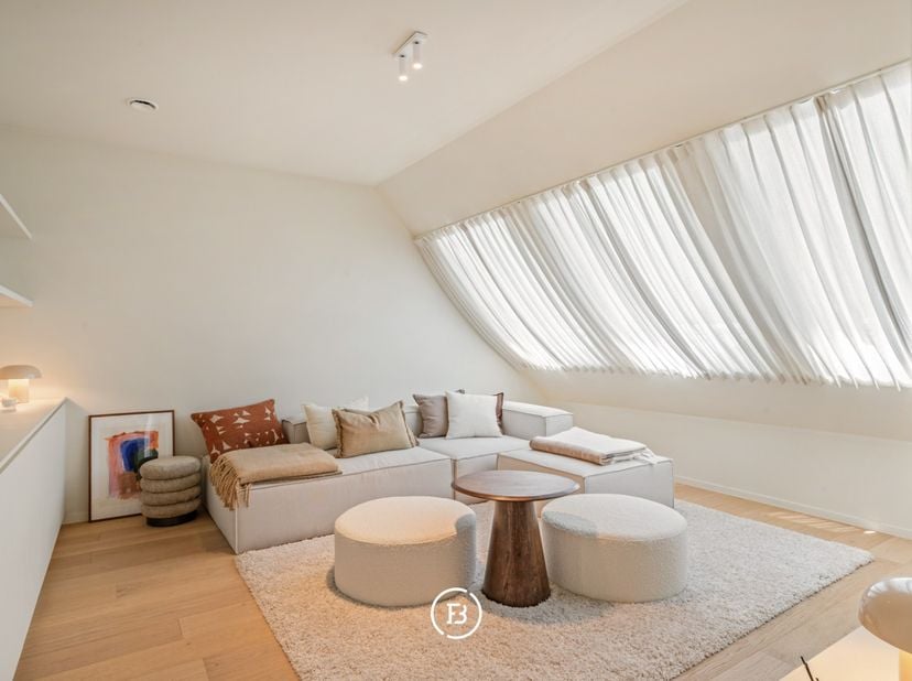 Ruimte, licht en een hoogwaardige afwerking komen samen in dit uitzonderlijke hoekappartement van ca. 132 m², gelegen op de tweede verdieping van Resi