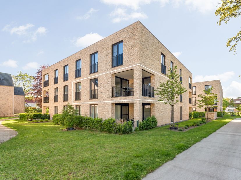 Ruim en lichtrijk appartement met 2 slaapkamers,  en  mooi terras. Dit recent appartement ligt op de eerste verdieping, en is bereikbaar via de lift.