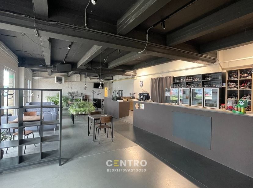 Horecapand te huur met een totale oppervlakte van 150m².<br />
Dit pand geniet van een authentieke waterfrontligging in een omgeving waar wonen, toeri