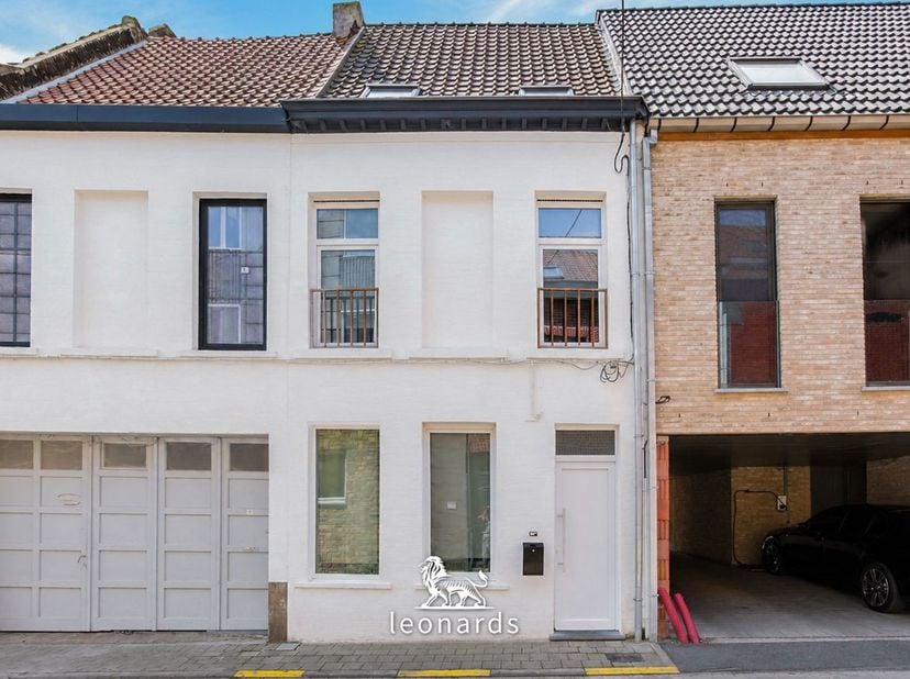 Deze recent gerenoveerde stadswoning, gelegen in de Kerkstraat 7 in Menen, bevindt zich op een centrale locatie, op korte afstand van winkels, scholen