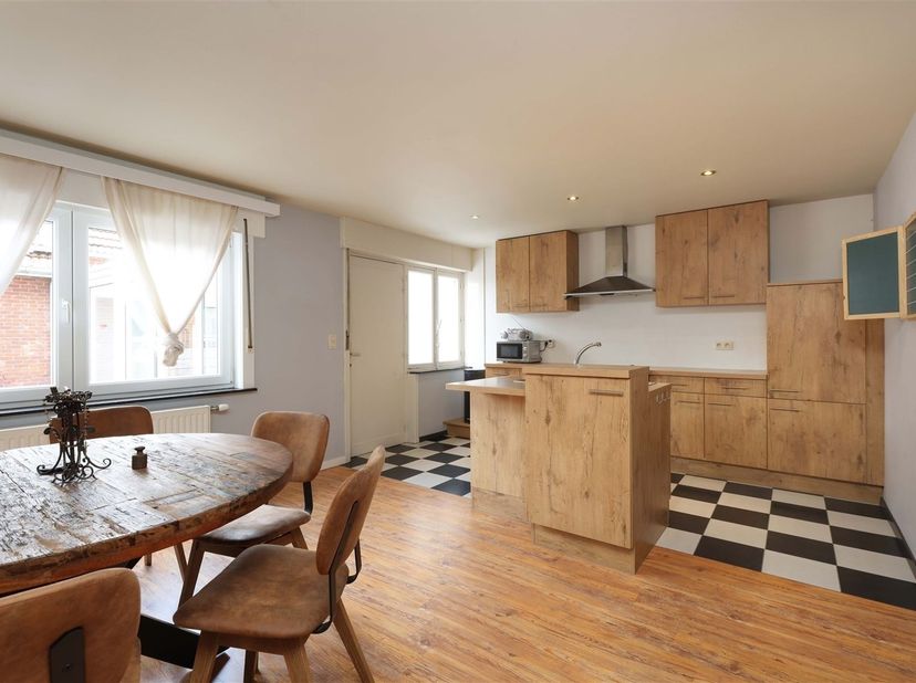 Tijdloze gerenoveerde gezinswoning met 2 slaapkamers (mogelijkheid tot uitbreiding) en ruime tuin op zonnig perceel <br />
<br />
Omgeving:<br />
+