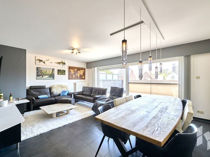 Dit instapklare appartement is gelegen op de eerste verdieping van een kleinschalig gebouw. Het is zeer ruim en heeft een zeer praktische indeling.<br