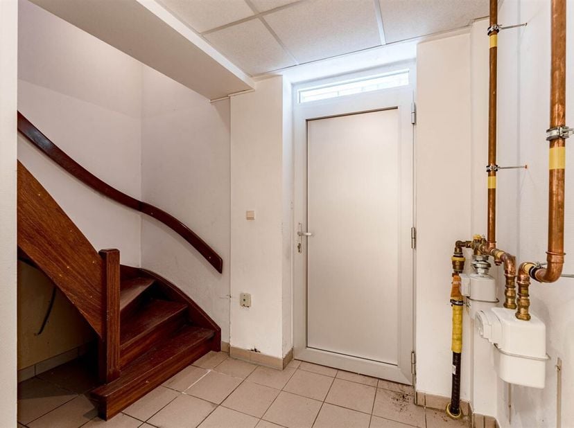 Handelspand met duplexappartement op toplocatie in Lommel<br />
Deze opbrengsteigendom in Lommel bestaat uit een handelspand met duplexappartement en