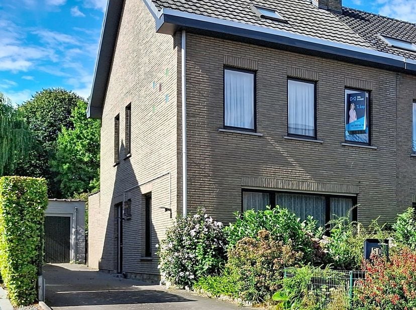 EXCLUSIEF – Karaktervolle halfopen bebouwing met zonnige zuidtuin en uitzonderlijk potentieel in Dilbeek<br />
Bent u op zoek naar een woning met kara