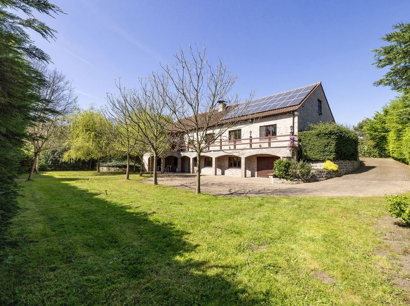 In een groene en uiterst rustige omgeving in Mol, op een prachtig perceel van 3.010 m², bevindt zich dit zeer ruime landhuis, opgetrokken met kwalitat