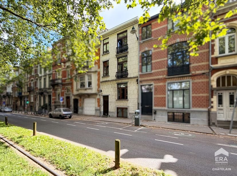 Woning met 4/5 slaapkamers, terrassen en tuin  VorstERA Châtelain stelt u deze prachtige stedelijke herenwoning voor, ideaal gelegen in Vorst. Met een