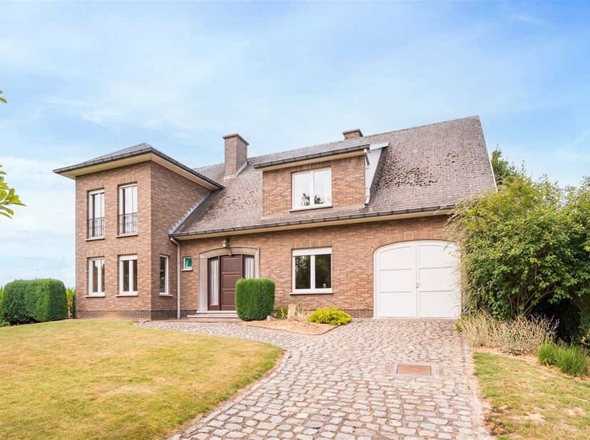 Maison classée au patrimoine avec un fort potentiel à Oosterzele<br />
Bienvenue dans cette maison familiale d'exception située dans la paisible commu