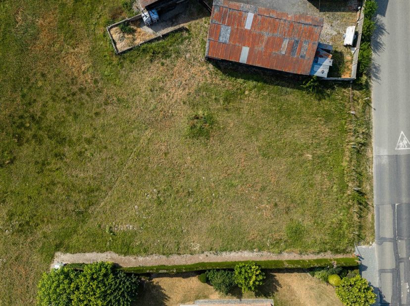 In Oosterzele ligt deze zeldzame parel bouwgrond.<br />
De grond heeft een mooie straatbreedte van 18 meter.<br />
De oriëntatie op het zuiden met zic