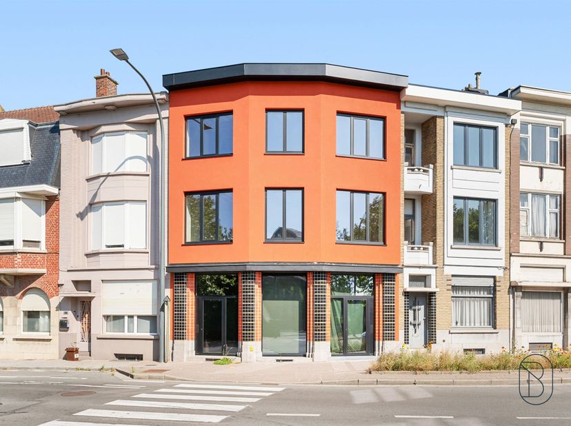 Immeuble commercial CASCO avec appartement en duplex, situé dans un emplacement central et bien visible à Renaix.<br />
<br />
Cet immeuble commerci