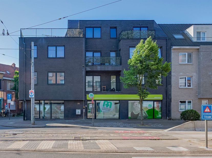 Ruim handelsgelijkvloers ca 175 m² (cfr EPC) op uitstekende ligging! <br />
<br />
Op de Antwerpsesteenweg, op een centrale ligging in het centrum v
