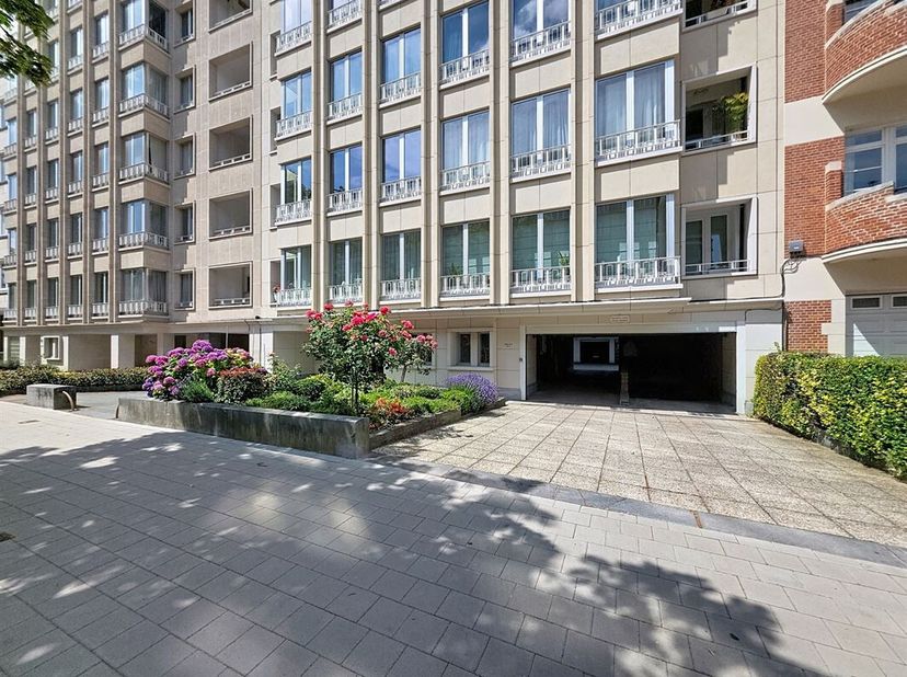Home expert immo  vous propose un très bel appartement rénové à WOLUWE-SAINT-LAMBERT, situé entre les arrêts de métros Gribaumont et Joséphine-Charlot