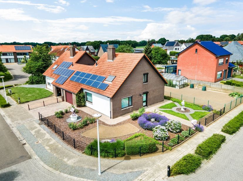 Woning met 4 slaapkamers, garage en tuin. Gunstig gelegen in een rustige woonwijk vlakbij het centrum.<br />
<br />
We betreden de woning via de ink