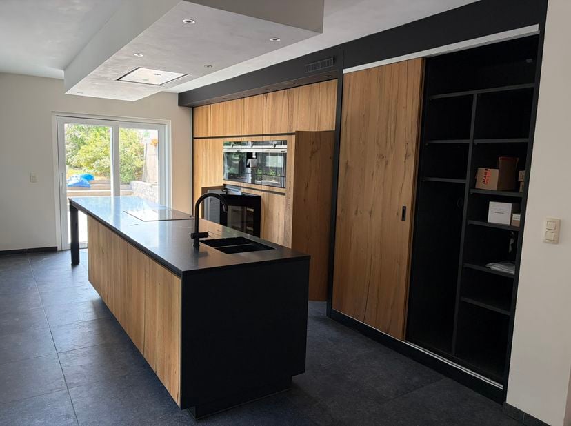 Bent u op zoek naar een ruime, instapklare en energiezuinige woning? Dan is deze volledig gerenoveerde gesloten bebouwing in Zichen-Zussen-Bolder zeke