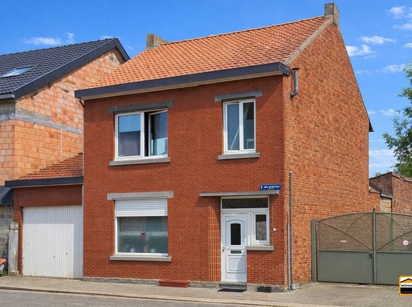 Goed gelegen woning met 3 slaapkamers, tuin en garage.<br />
<br />
Deze woning heeft een goede structuur en indeling.  Mits een kleine <br />
reno