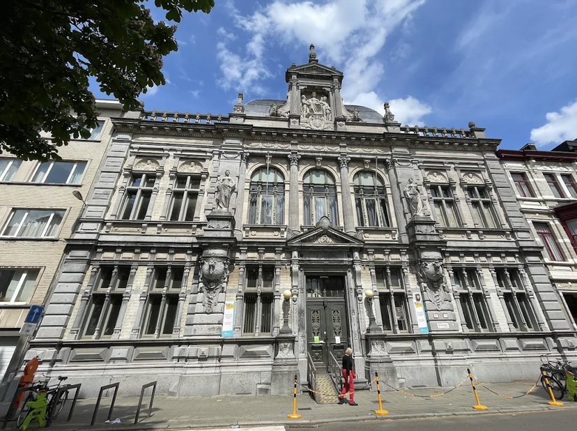 Bien professionnel à louer
                    à 2000 Antwerpen