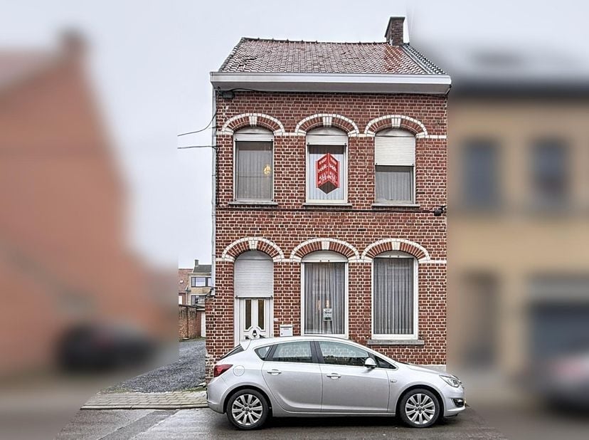WONING IN HARTJE IZEGEM<br />
<br />
Te renoveren woning in het hartje van Izegem, gelegen in een rustige straat. Prachtige gevel, originele tegelvloe