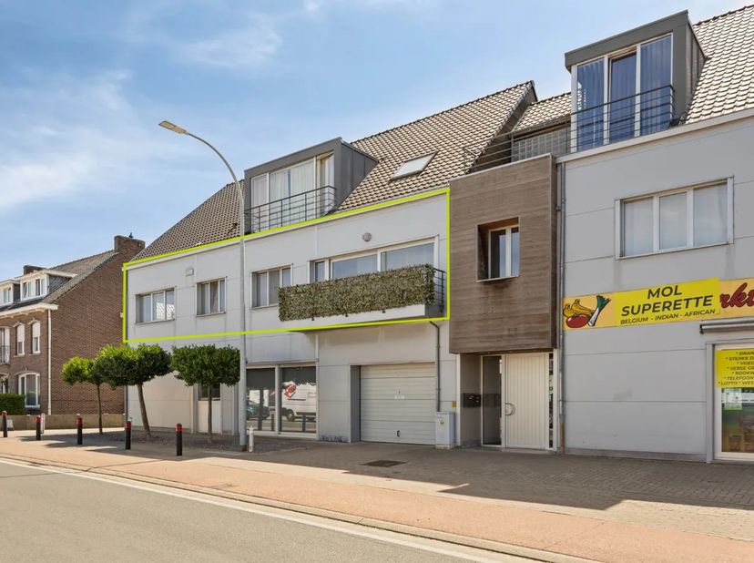 Dit ruime appartement met drie slaapkamers is gunstig gelegen tussen Achterbos en Sluis, op fietsafstand van het centrum en in de nabijheid van winkel