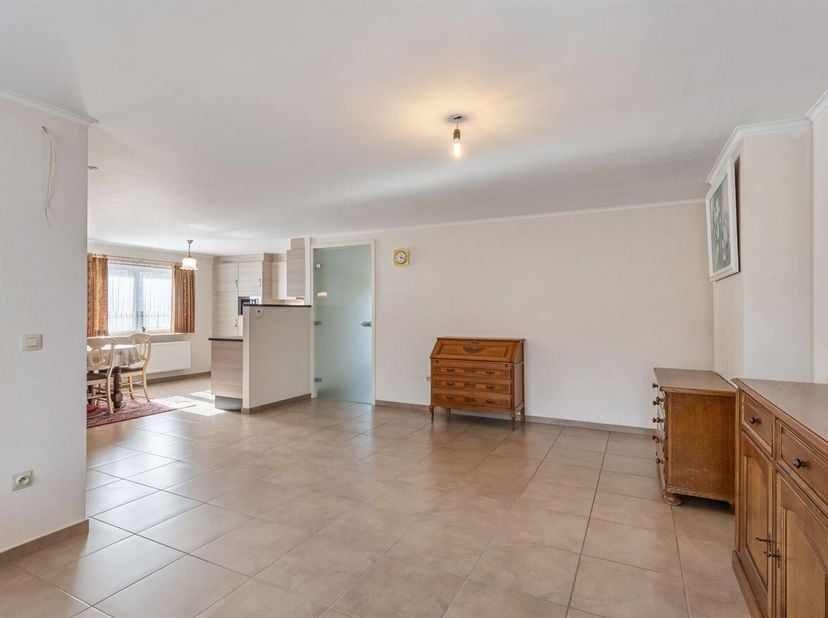 Bij het betreden van deze woning komt u terecht in de inkomhal die u verwelkomt en meteen toegang biedt tot de aangename leef- en eetruimte. Deze lich