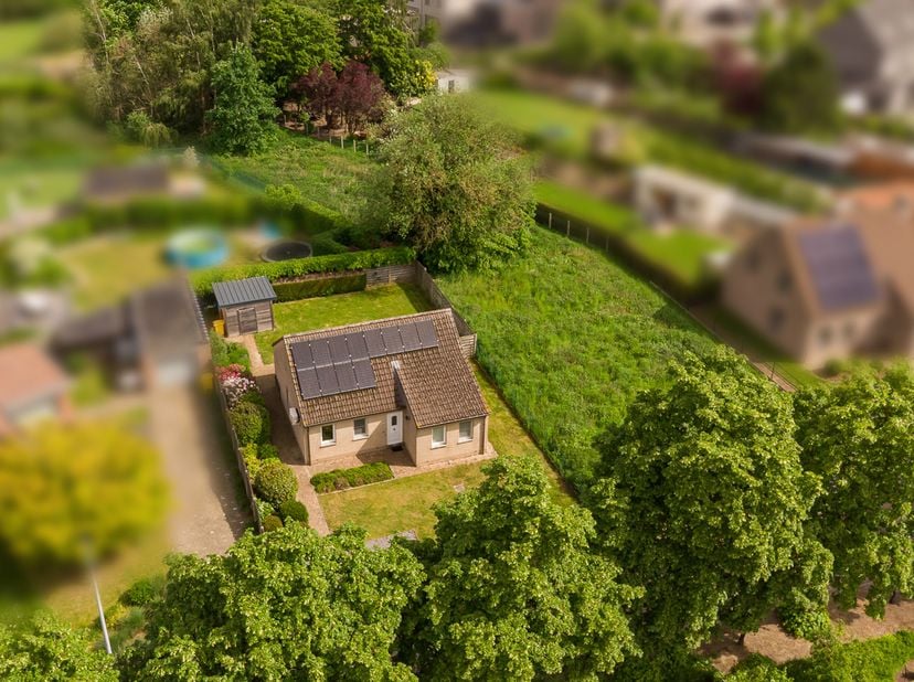 Bent u op zoek naar een instapklare woning waar comfortabel gelijkvloers wonen centraal staat? Dan is deze vrijstaande woning, rustig gelegen in een a