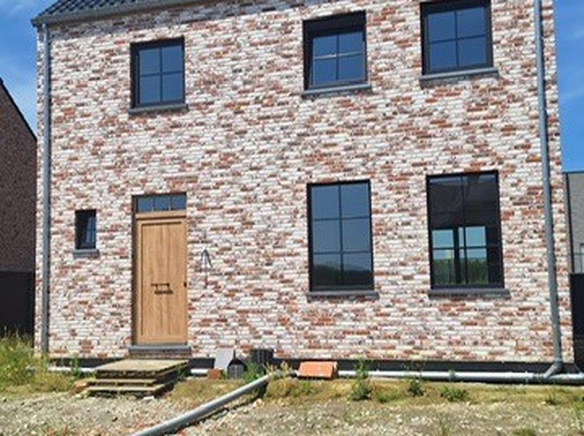 Deze moderne woning wordt volledig afgewerkt en is instapklaar tegen mei/juni 2026. Ze combineert hedendaags wooncomfort met een doordachte indeling e