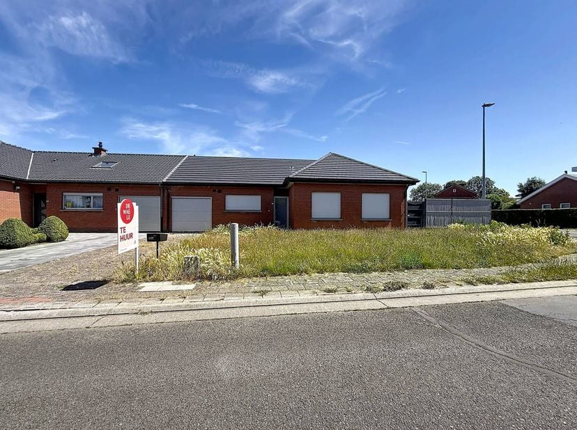 Recent opgefriste bungalowwoning te huur te Ename! Deze woning beschikt over 3 slaapkamers, ruime tuin met tuinhuis, inpandige garage en een ruime zol