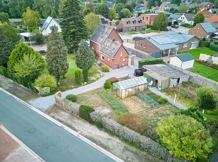 Op één van de meest geliefde locaties in Lutlommel, ligt deze charmante vrijstaande woning uit 1960. Wat meteen opvalt? Het royale hoekperceel van maa