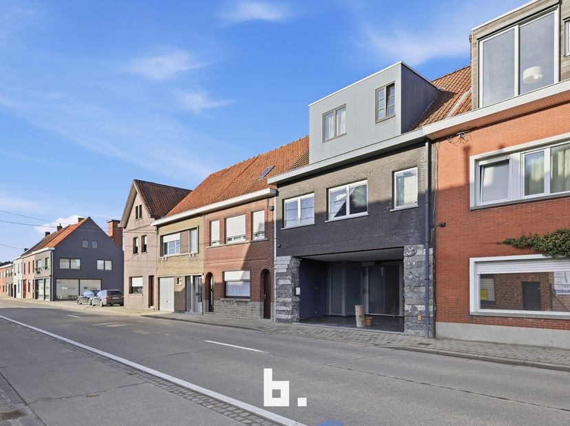 Dit instapklare en energiezuinige duplexappartement is gelegen in Waregem, op korte afstand van het centrum, het station en diverse scholen. Een ideal