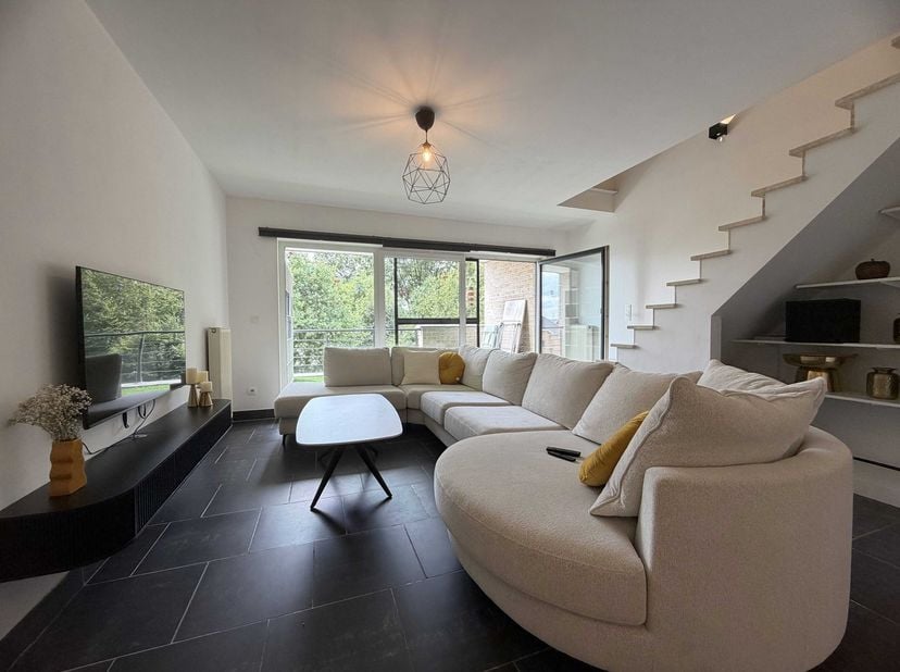 Ben je op zoek naar een ruim en instapklaar duplexappartement met 3 slaapkamers op een centrale locatie? Dan is dit appartement in de Genkse wijk Wate