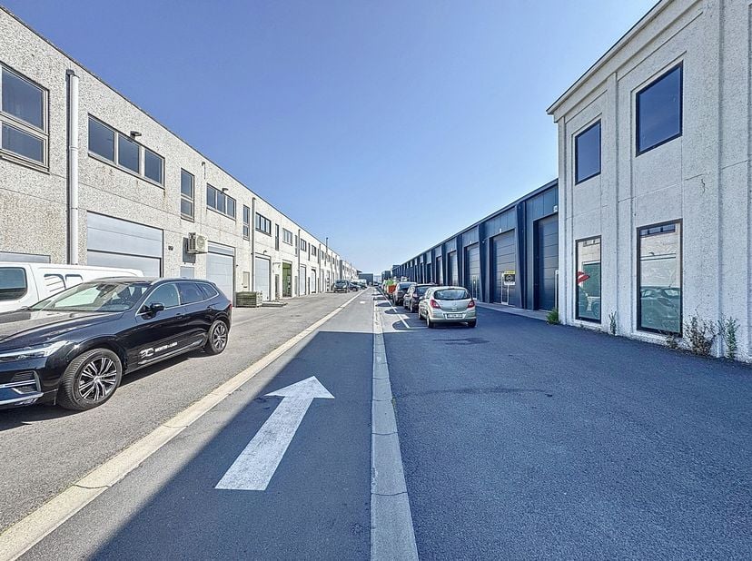 Benaderende OPPERVLAKTEN:<br />
Constructie - bewoonbare oppervlakten<br />
Magazijn: 190m²<br />
Tussenverdieping: 60m²<br />
Aantal parkeerplaatsen: