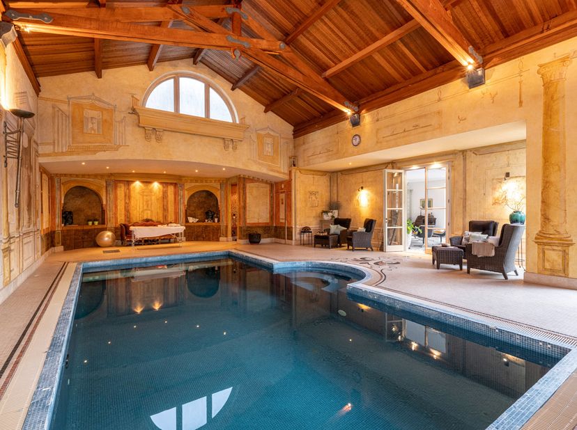 Cette belle villa se trouve près du centre de Brasschaat.<br />
Une allée spacieuse en briques hollandaises nous mène à la zone de stationnement pour
