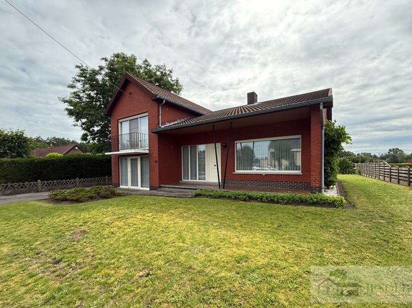 Zeer rustig gelegen split-level woning op perceel van 7a80ca. Uitkijkend op agrarisch gebied.<br />
<br />
Gelegen te Gerhees heb je een vlotte verbin