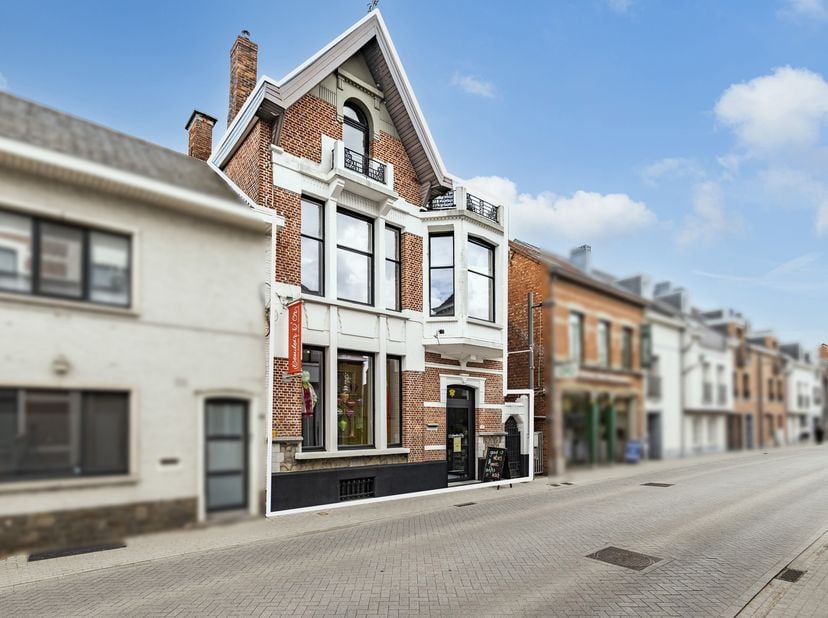 Op een centrale locatie in het hart van Kasterlee bevindt zich dit uitzonderlijk karaktervol eigendom, momenteel gekend als Boudoir D’or. Dit stijlvol