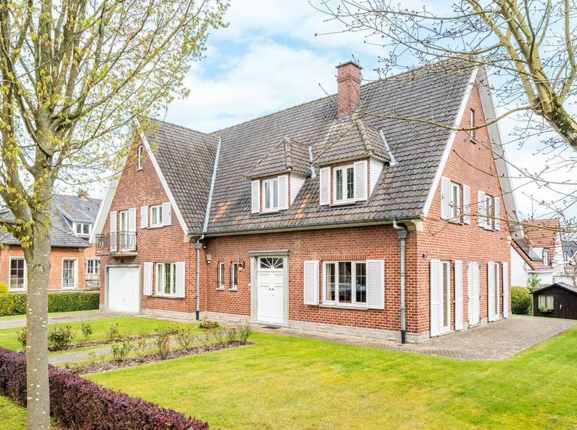 Te renoveren villa met een bewoonbare oppervlakte van 340 m² (510 m² bebouwd), gelegen op een hoekperceel van 9 are 60, in een rustige wijk nabij Stoc