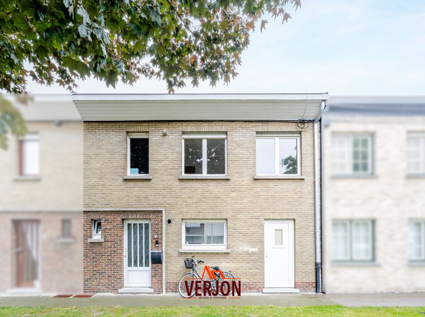 Deze woning bevindt zich op een perceel van 221m2 in een rustige wijk in Izegem, dichtbij warenhuizen, scholen, bakkers, slagers en het centrum van Iz