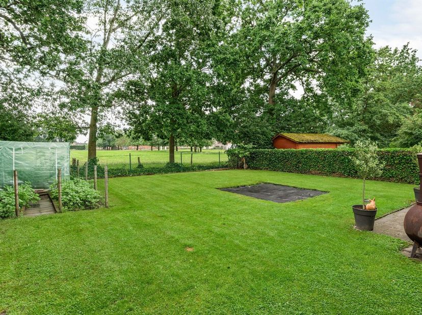 Maison familiale lumineuse avec 3 chambres et garage intérieur, bien située et prête à être emménagée<br />
Cette propriété est située dans un cul-de-