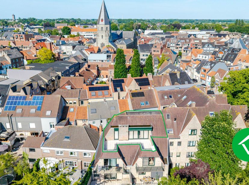 Deze penthouse is gelegen op de 3de verdieping in het centrum van Torhout, doch zeer rustig aan het charmante Ravenhofpark.<br />
Het appartement best