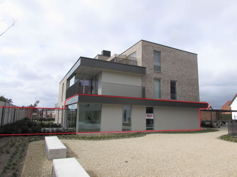 Prachtig gelijkvloers appartement met zonnig terras, tuin en ondergrondse autostaanplaats.<br />
<br />
Ligging: Zeer gunstig gelegen, in het centru