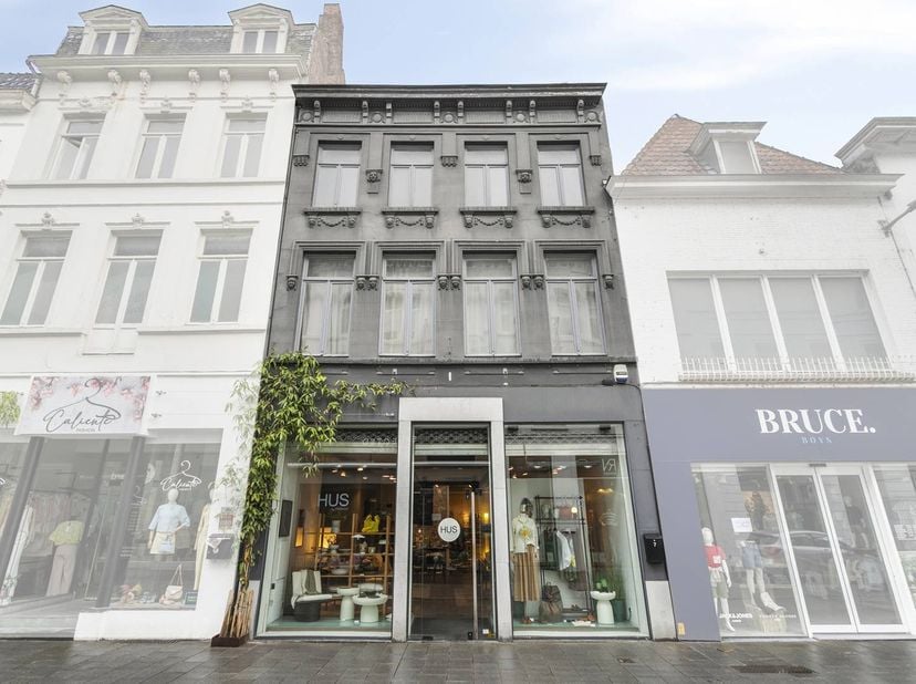 Handelspand te koop in het centrum van Kortrijk. Gelegen nabij de Lange Steenstraat, de K en de Grote Markt. <br />
<br />
Indeling:<br />
- Handelsge