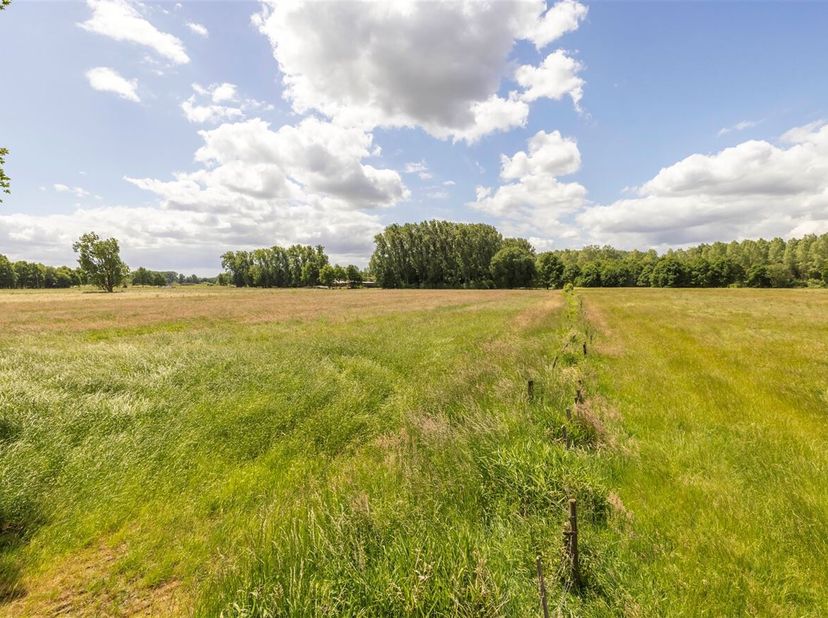 Landbouwgrond van 17.489m² te Itegem.<br />
Het perceel is bereikbaar via de Hulshoutsesteenweg en is rustig gelegen. <br />
U kan het perceel terugvi