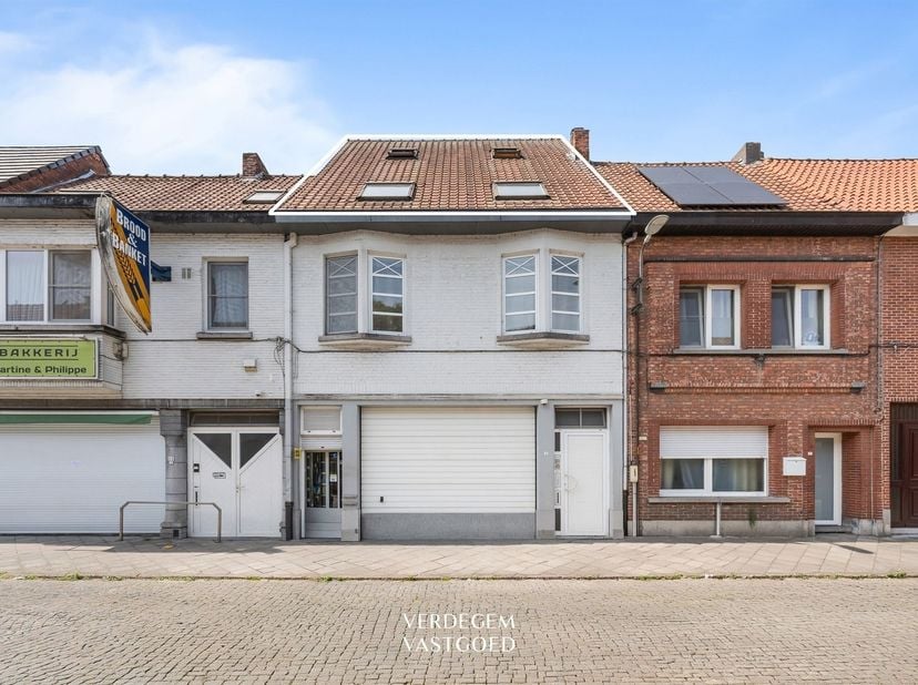 Ligging<br />
Dit duplexappartement bevindt zich op wandelafstand van het centrum van Lokeren. <br />
Een warme bakker is je buur, winkels, scholen