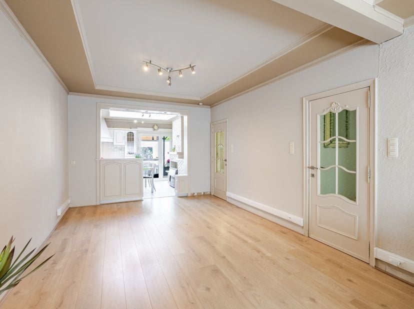 Op zoek naar een ruime en goed onderhouden woning in Aalst? Dan is deze instapklare gezinswoning beslist een bezoek waard!<br />
<br />
Bij het betr
