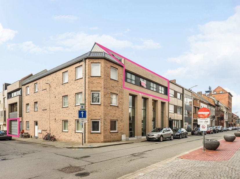 Deze instapklare duplex is gelegen vlakbij het centrum van Roeselare. Je kan perfect op de gelijkvloerse verdieping van de duplex wonen.<br />
Op de g