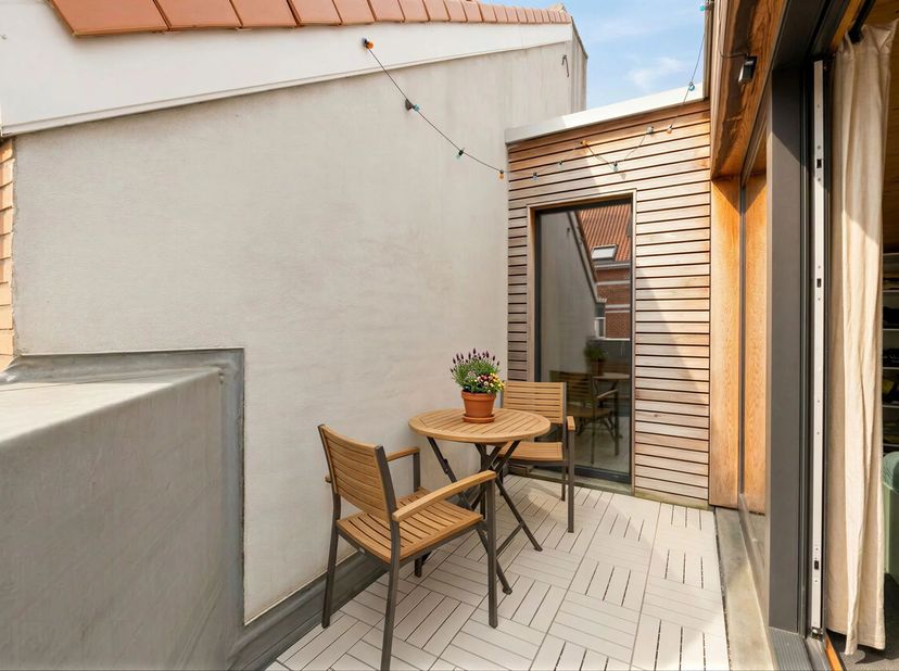 Victoire-Junot presenteert dit charmante passieve woning van ongeveer 75 m², volledig gebouwd in hout in 2019. Het bestaat uit een woonkamer/eetkamer